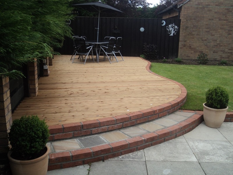 Curved Decking - Green Onion Landscaping